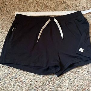 Vuori black short medium